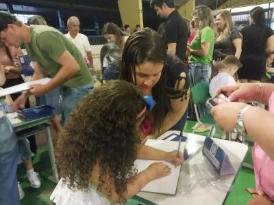 Noite de Autógrafos dos alunos do Jardim 2 da Escola Aluísio Maier foi um verdadeiro sucesso